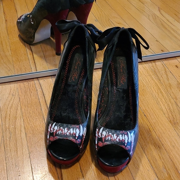 Shoes - Picture 1 of 4